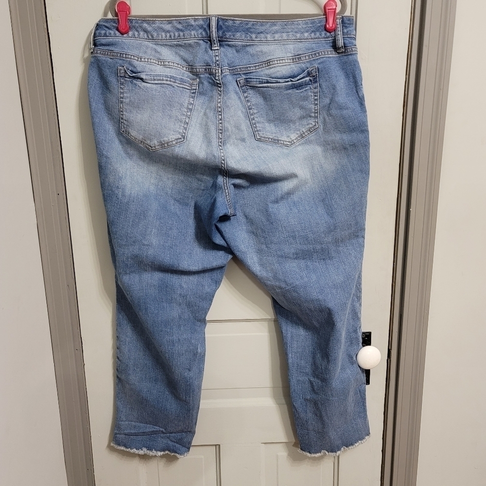 Torrid BOYFRIEND JEANS - Medium WASH FREYED HEM JEANS size 18 - Picture 6 of 6